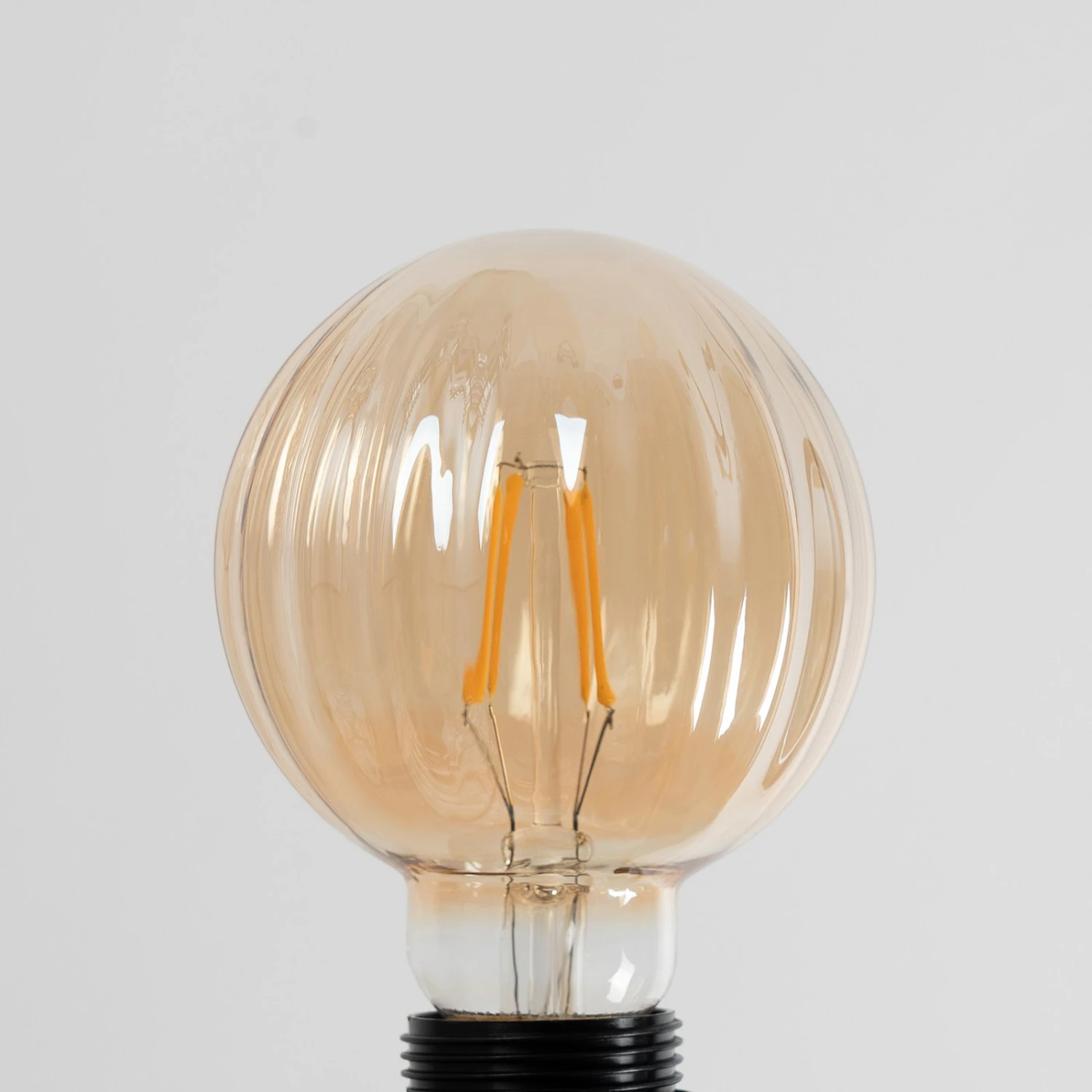 Lucande E27 3,8W LED G95 2700K 340lm Rillen Amber 2er 10 Lucande E27 3,8W LED G95 2700K 340lm Rillen Amber 2er – Bild 8