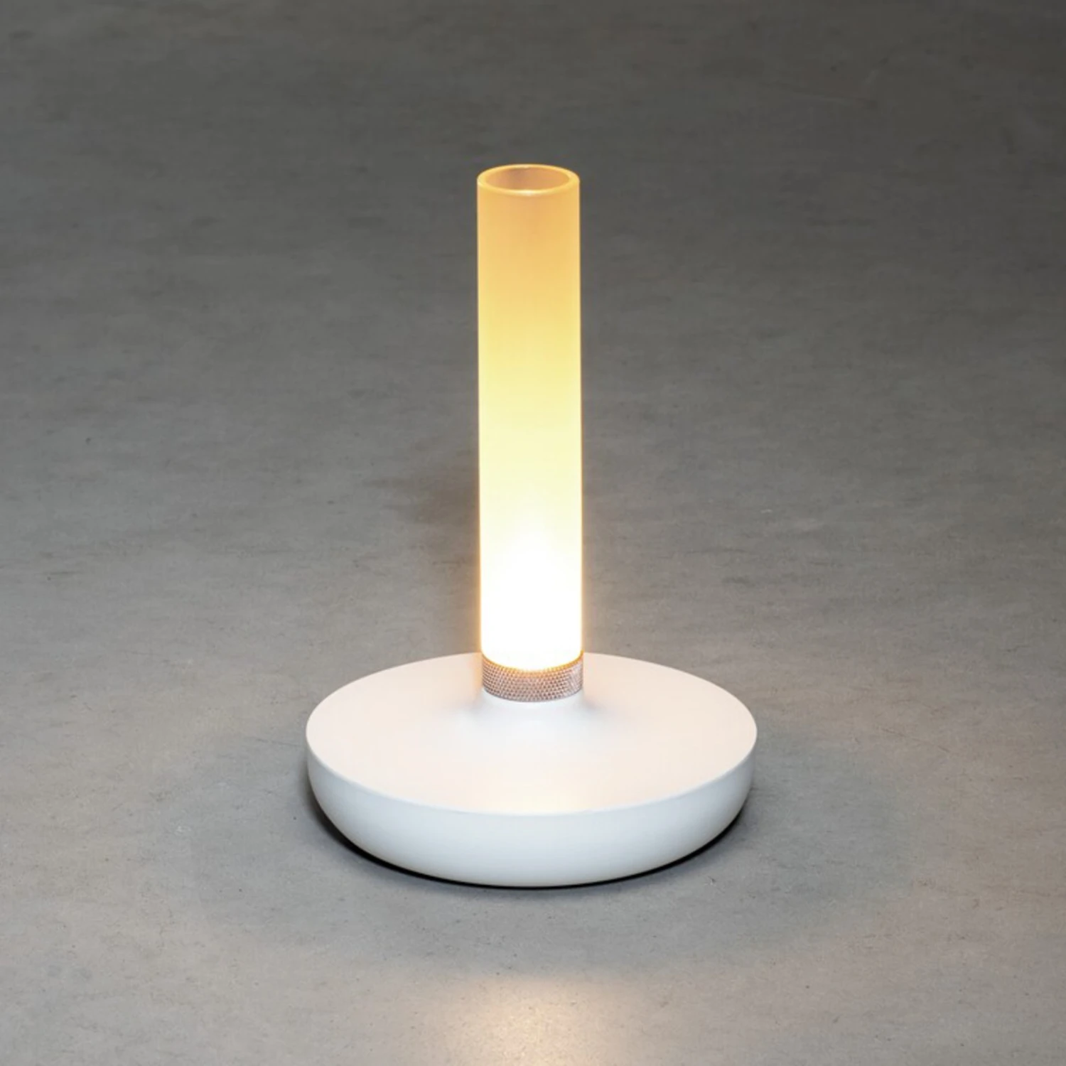 Konstsmide LED-Tischleuchte Biarritz, IP54, Akku, CCT, Weiß 6 Konstsmide LED-Tischleuchte Biarritz, IP54, Akku, CCT, Weiß – Bild 4