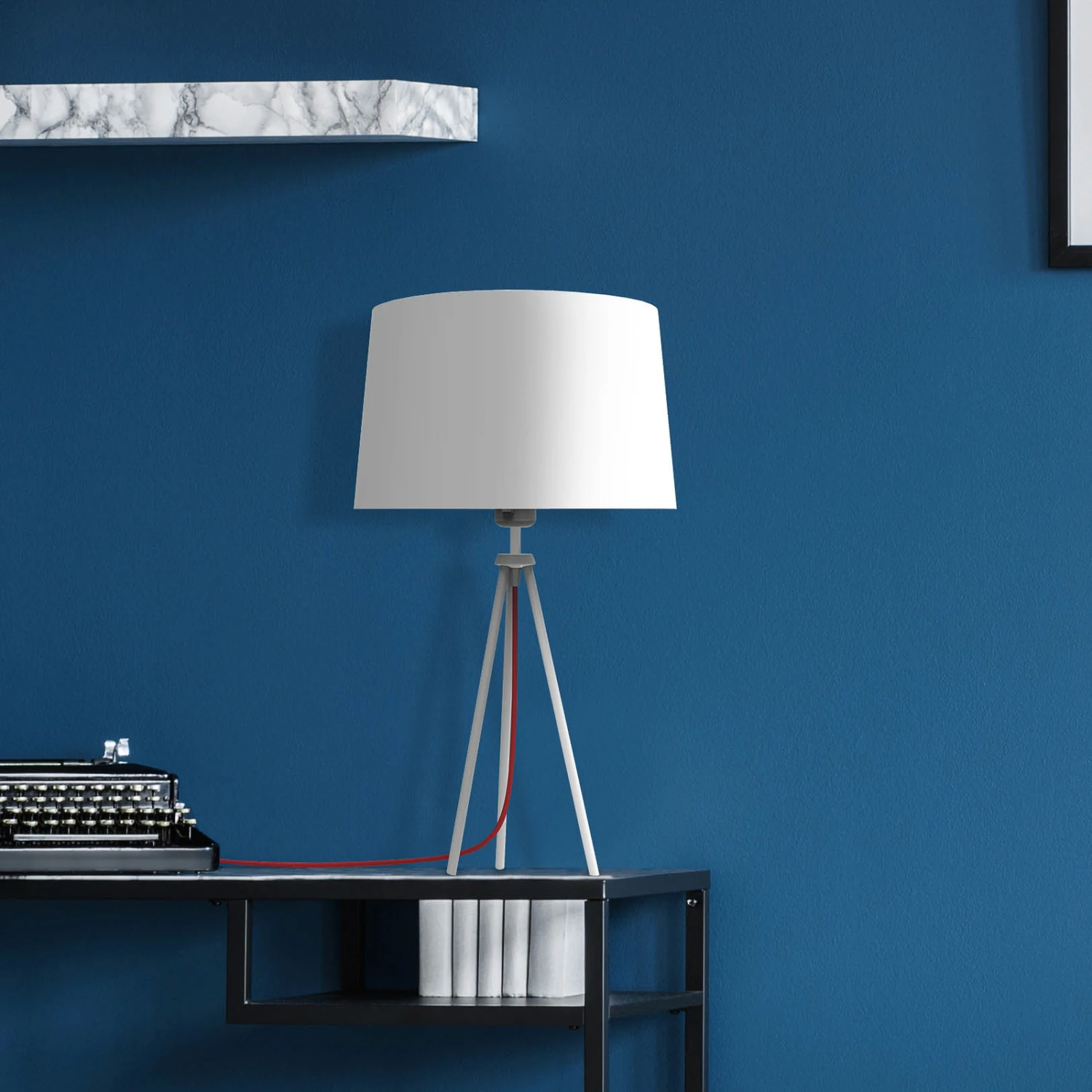 Aluminor Tropic Tischleuchte Weiß, Kabel Rot 3 Aluminor Tropic Tischleuchte Weiß, Kabel Rot