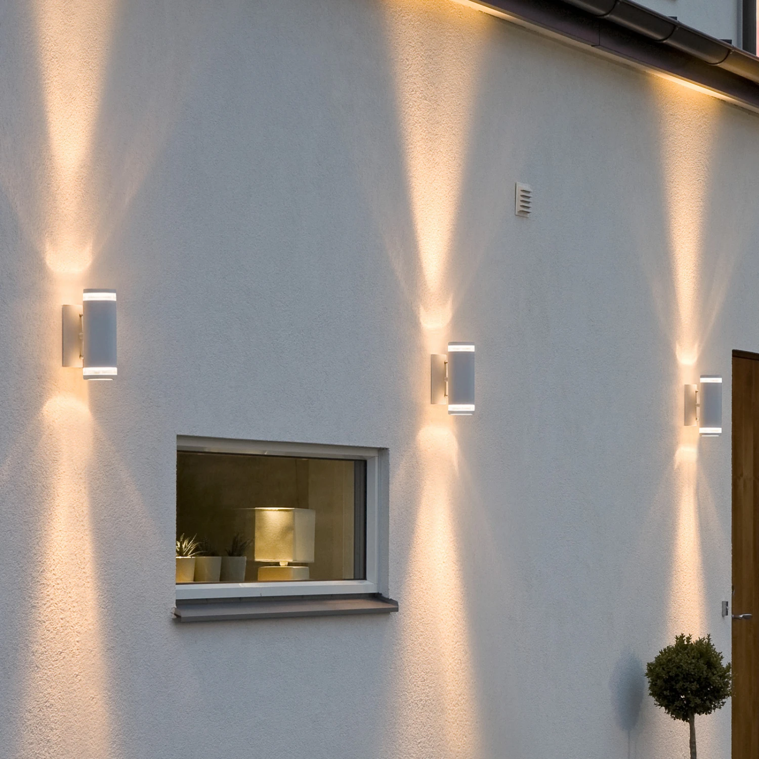 Konstsmide Außenwandleuchte Modena Mit Schlitz, 2-fl. Weiß 5 Konstsmide Außenwandleuchte Modena Mit Schlitz, 2-fl. Weiß – Bild 3