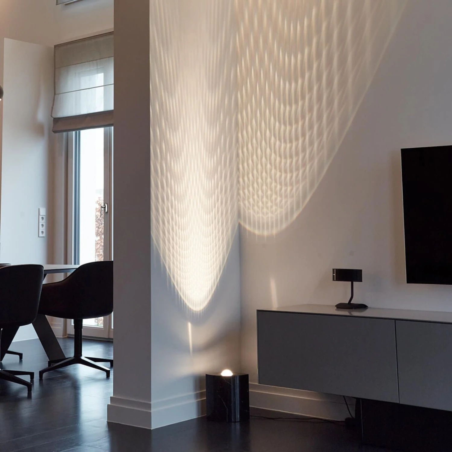 TECNOLUMEN Egyptian Eye, Schwarze Bodenleuchte 4 TECNOLUMEN Egyptian Eye, Schwarze Bodenleuchte – Bild 2