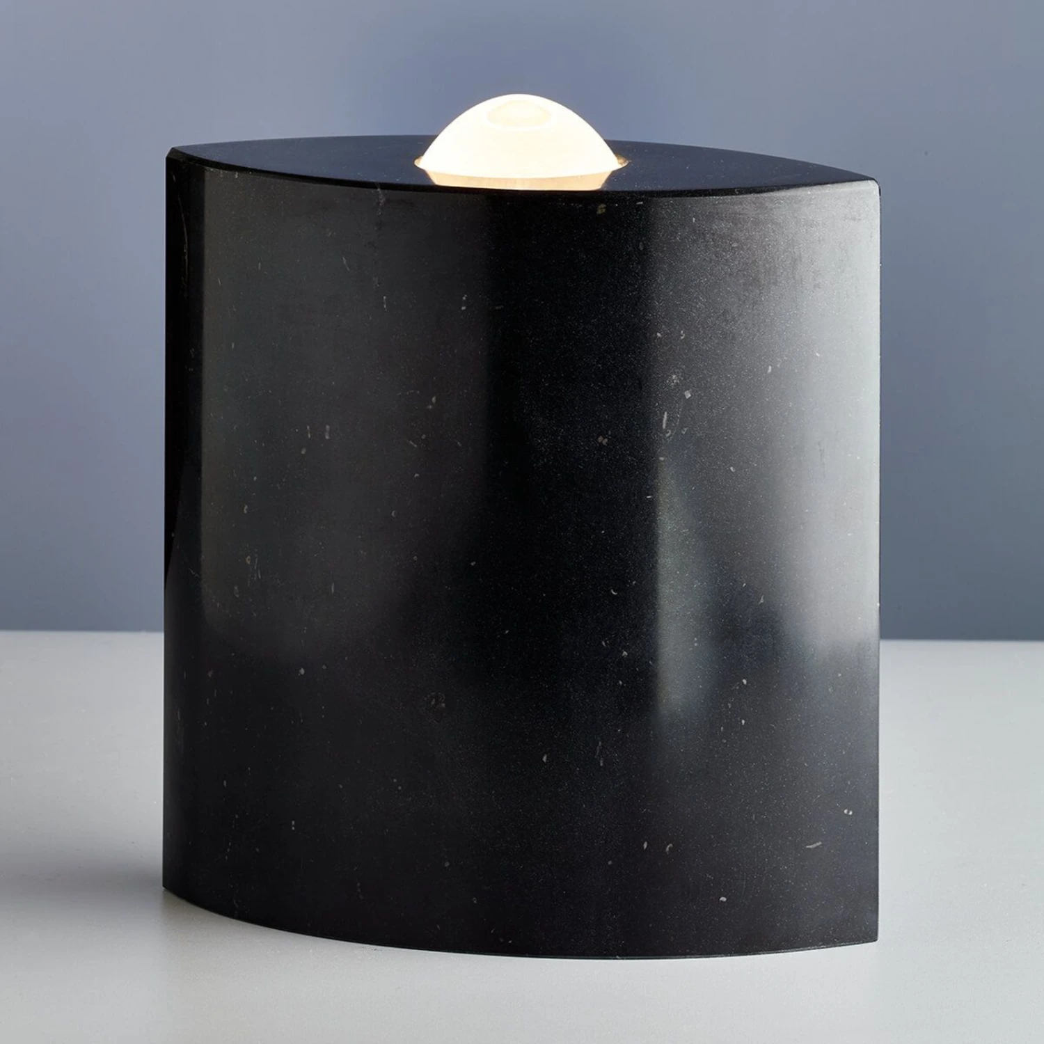 TECNOLUMEN Egyptian Eye, Schwarze Bodenleuchte 6 TECNOLUMEN Egyptian Eye, Schwarze Bodenleuchte – Bild 4